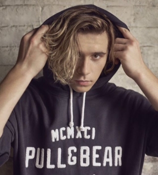 Бруклин Бекхэм демонстрирует накачанные мышцы в спортзале