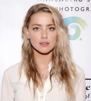 Скромно и стильно: Эмбер Херд впервые за долгое время появилась на публике