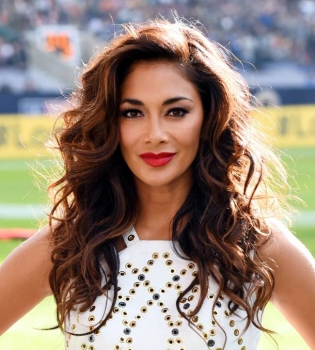 Николь Шерзингер блистает в сексуальном наряде на футбольном матче