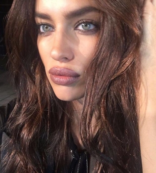 Вечерний соблазн: Ирина Шейк оголила упругие ягодицы