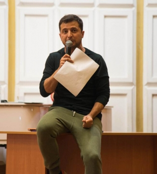 Владимир Зеленский и &quot;Квартал 95&quot; устроил юмористический марафон в Мариуполе