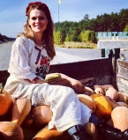 Фото дня: Ольга Фреймут позирует в рыночной клетчатой сумке