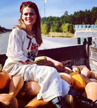 Фото дня: Ольга Фреймут позирует в рыночной клетчатой сумке