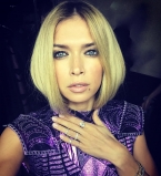 Вера Брежнева взбудоражила сеть снимком с оголенной грудью