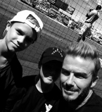 Игры в саду: Дэвид Бекхэм поделился забавным фото с детьми