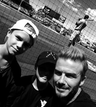 Игры в саду: Дэвид Бекхэм поделился забавным фото с детьми