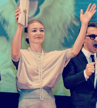 Беременная Оксана Акиньшина продемонстрировала округлившийся живот