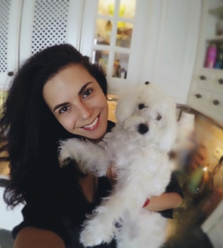 Настя Каменских готовит на своей красивой кухне