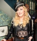 Мадонна вышла в свет в прозрачном наряде