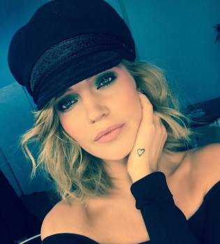 Пользователи соцсетей обсуждают третью беременность певицы Глюкозы