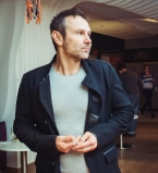 Святослав Вакарчук скрывался от фотокамер на премьере фильма &laquo;Это всего лишь конец света&raquo;