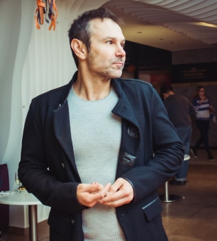 Святослав Вакарчук скрывался от фотокамер на премьере фильма &laquo;Это всего лишь конец света&raquo;