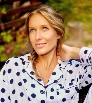 Катя Осадчая показала округлившийся животик