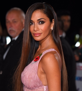 Словно принцесса: Николь Шерзингер покоряет публику воздушным нарядом