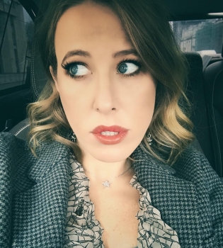 Ксения Собчак на последнем месяце беременности демонстрирует нереальные позы в йоге