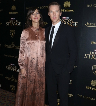 Беременная жена Бенедикта Камбербэтча засветила немалый живот