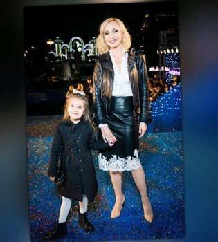 Кристина Орбакайте отправилась с подросшей дочерью на каникулы в Париж