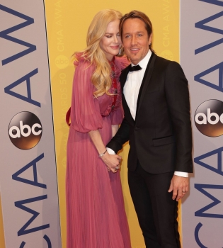 Николь Кидман заобнимала мужа на красной дорожке