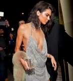 Кендалл Дженнер отпраздновала день рождения в сверхоткровенном мини-платье