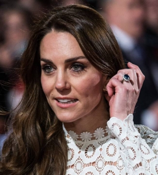 Смелый разрез: Кейт Миддлтон из-за платья незапланированно оголила стройные ноги на красной дорожке