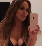 Сексуальное селфи в постели: новый снимок полуобнаженной Дженнифер Лопес взорвал сеть