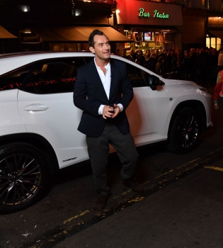 Джуд Лоу с Лексус