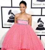 Рианна в розовом платье