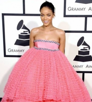 Рианна в розовом платье