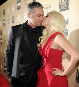 Инсайдеры: Леди Гага хочет вернуться к Тэйлору Кинни