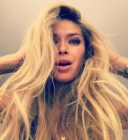 Вера Брежнева занимается спортом вместе со своими дочками