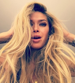 Вера Брежнева занимается спортом вместе со своими дочками