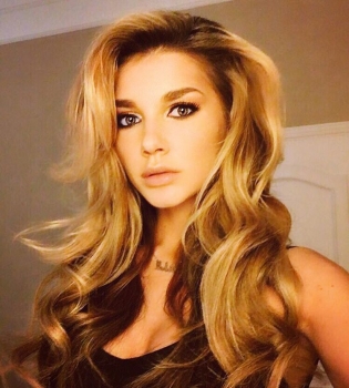 Миша Романова опровергла беременность жаркими танцами живота