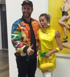 Яркий выход: Майли Сайрус и Лиам Хемсворт вместе посетили популярную выставку