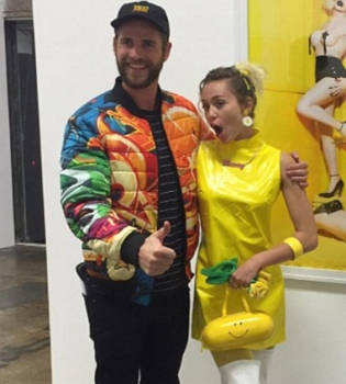 Яркий выход: Майли Сайрус и Лиам Хемсворт вместе посетили популярную выставку