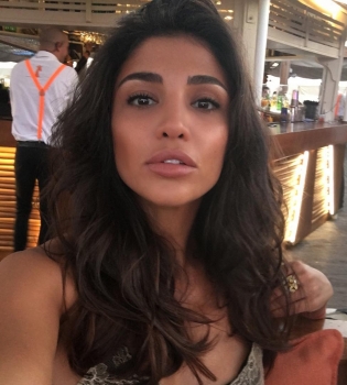 Санта Димопулос показала шикарную фигуру в купальнике