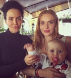 Настоящая и домашняя: Даша Астафьева нянчится с детьми Славы из &quot;Неангелов&quot;