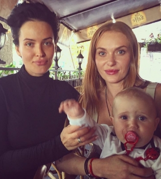 Настоящая и домашняя: Даша Астафьева нянчится с детьми Славы из &quot;Неангелов&quot;