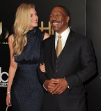 Вечно молодой: Эдди Мерфи блистает на красной дорожке с молодой возлюбленной