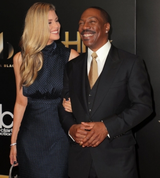 Вечно молодой: Эдди Мерфи блистает на красной дорожке с молодой возлюбленной