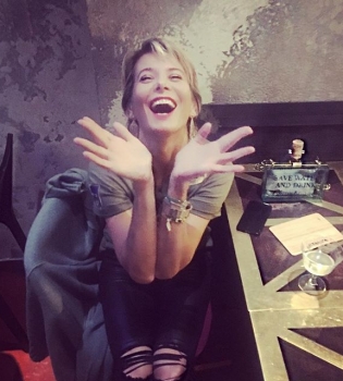 Юлия Высоцкая позирует в объятиях своего мужа