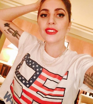 Я голосую: Леди Гага, Бейонсе, Рианна и другие звезды устроили Instagram-бум по случаю выборов президента США