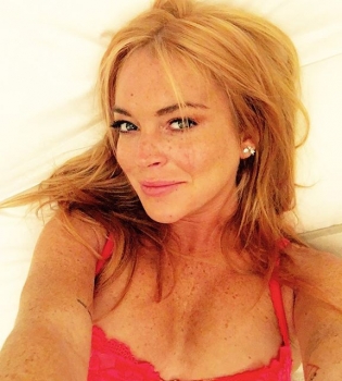 Линдси Лохан взбудоражила сеть откровенными снимками в ярком нижнем белье