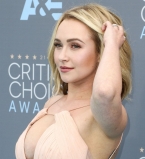 Невеста Владимира Кличко спасается от послеродовой депрессии на Мертвом море