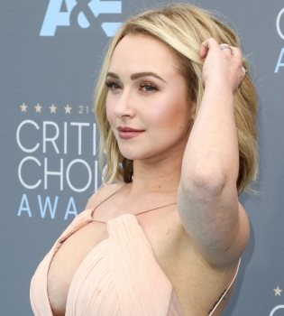 Невеста Владимира Кличко спасается от послеродовой депрессии на Мертвом море