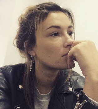 Настя Приходько стала яркой блондинкой