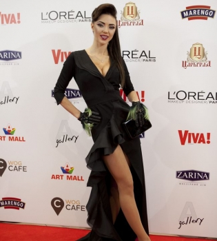 Вика поделилась постельным снимком без макияжа