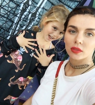 Анна Седокова спела в дуэте со своей 5-летнйе дочкой Моникой