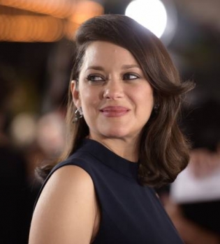 Сама элегантность: беременная Марион Котийяр блистает на красной дорожке