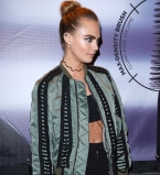 Кара Делевинь демонстрирует отменный стиль на вечеринке в Лондоне