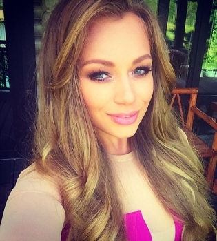 Без кудряшек: Яна Соломко выровняла свои пышные волосы